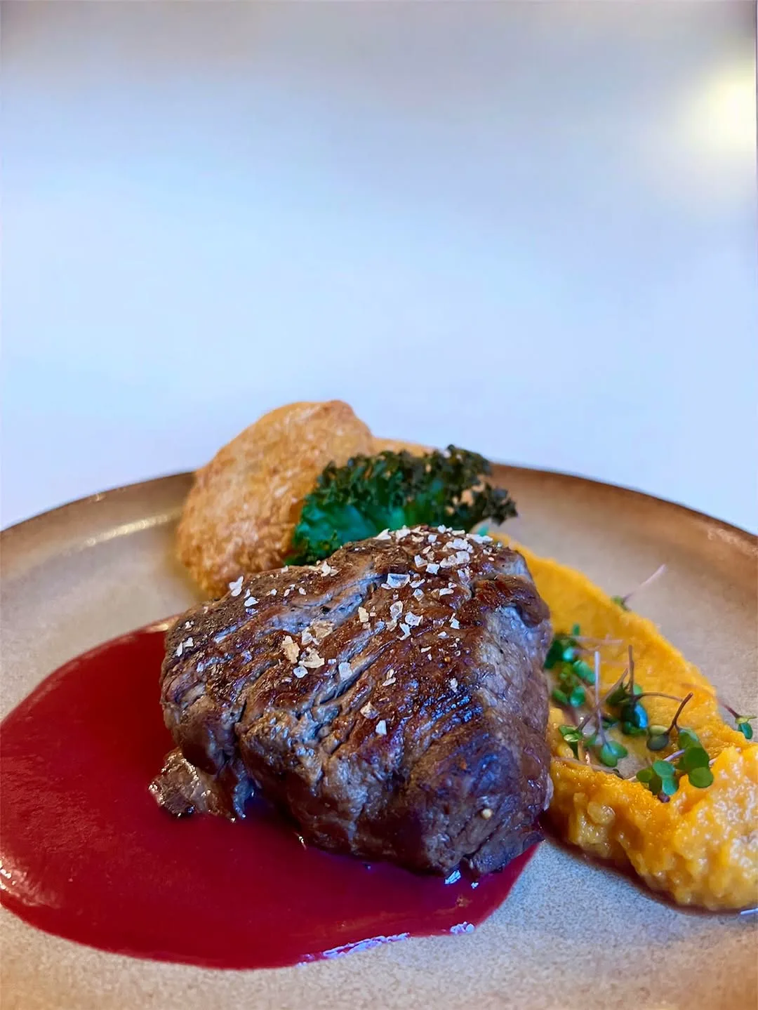 Steak s vínovou omáčkou