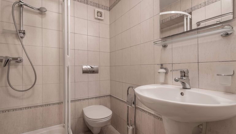 apartmán 1, kúpeľňa so sprchovým kútom, WC